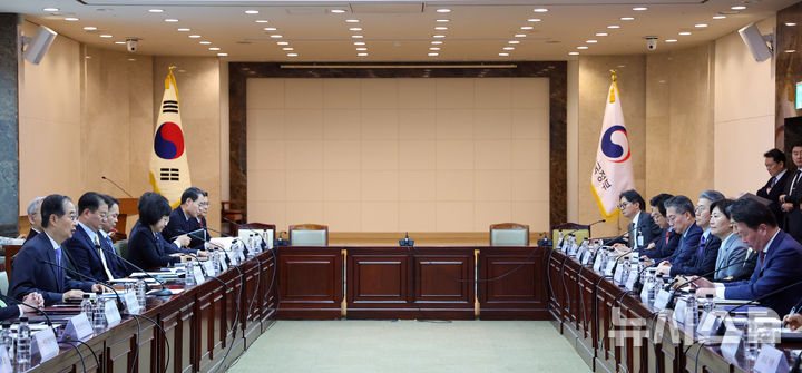 [서울=뉴시스] 최진석 기자 = 한덕수 대통령 권한대행 국무총리가 17일 정부서울청사에서 열린 제6차 2025년 아시아태평양경제협력체(APEC) 정상회의 준비위원회에서 발언하고 있다. 2025.04.17. myjs@newsis.com