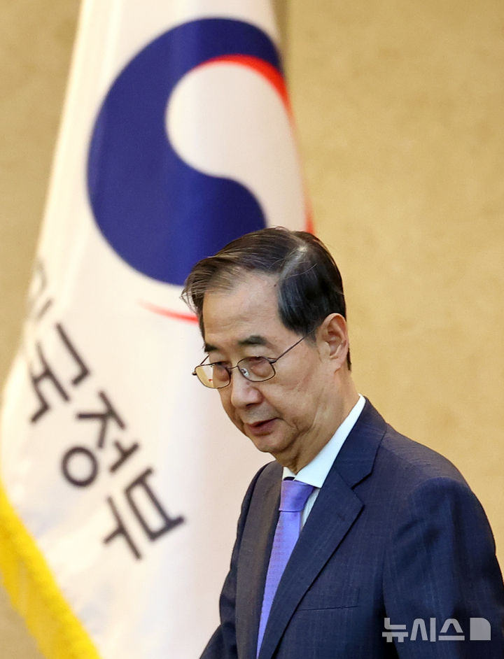 [서울=뉴시스] 최진석 기자 = 한덕수 대통령 권한대행 국무총리가 17일 정부서울청사에서 열린 제6차 2025년 아시아태평양경제협력체(APEC) 정상회의 준비위원회에 입장하고 있다. 2025.04.17. myjs@newsis.com