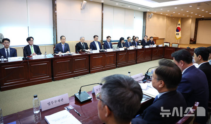 [서울=뉴시스] 최진석 기자 = 한덕수 대통령 권한대행 국무총리가 17일 정부서울청사에서 열린 제6차 2025년 아시아태평양경제협력체(APEC) 정상회의 준비위원회에서 발언하고 있다. 2025.04.17. myjs@newsis.com