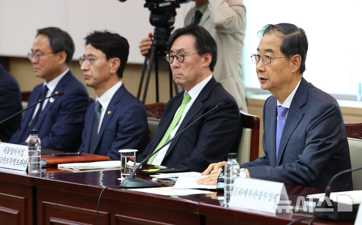 [서울=뉴시스] 최진석 기자 = 한덕수 대통령 권한대행 국무총리가 17일 정부서울청사에서 열린 제6차 2025년 아시아태평양경제협력체(APEC) 정상회의 준비위원회에서 발언하고 있다. 2025.04.17. myjs@newsis.com