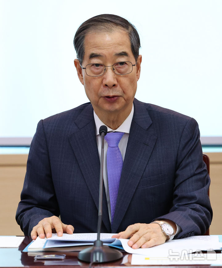 [서울=뉴시스] 최진석 기자 = 한덕수 대통령 권한대행 국무총리가 17일 정부서울청사에서 열린 제6차 2025년 아시아태평양경제협력체(APEC) 정상회의 준비위원회에서 발언하고 있다. 2025.04.17. myjs@newsis.com