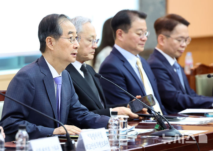 [서울=뉴시스] 최진석 기자 = 한덕수 대통령 권한대행 국무총리가 17일 정부서울청사에서 열린 제6차 2025년 아시아태평양경제협력체(APEC) 정상회의 준비위원회에서 발언하고 있다. 2025.04.17. myjs@newsis.com