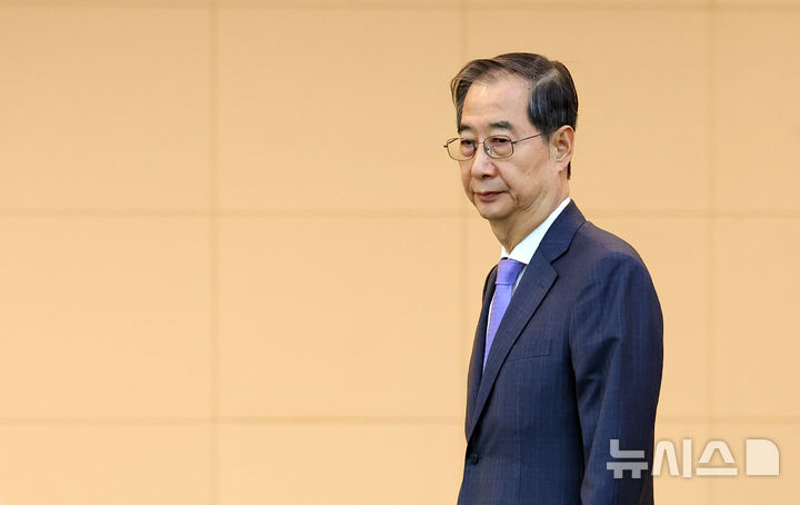 [서울=뉴시스] 최진석 기자 = 한덕수 대통령 권한대행 국무총리가 17일 정부서울청사에서 열린 제6차 2025년 아시아태평양경제협력체(APEC) 정상회의 준비위원회에 입장하고 있다. 2025.04.17. myjs@newsis.com