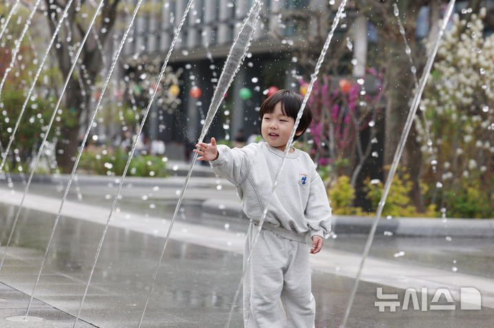 [서울=뉴시스] 김진아 기자 = 서울의 낮 최고 기온 24도까지 오른 17일 오후 서울 종로구 광화문광장 분수대에서 한 어린이가 물놀이를 하고 있다. 2025.04.17. bluesoda@newsis.com
