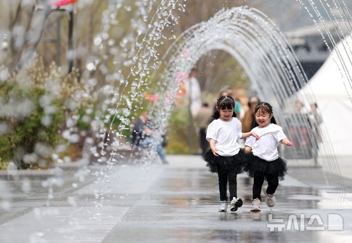 [서울=뉴시스] 김진아 기자 = 서울의 낮 최고 기온 24도까지 오른 17일 오후 서울 종로구 광화문광장 분수대에서 어린이들이 물놀이를 하고 있다. 2025.04.17. bluesoda@newsis.com