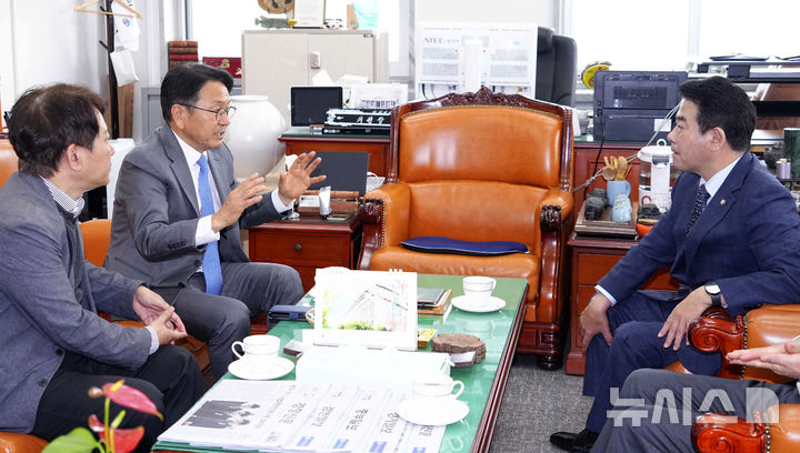 [광주=뉴시스] 강기정 광주시장, 박정 국회 예결위원장 면담. (사진=광주시청 제공). photo@newsis.com *재판매 및 DB 금지