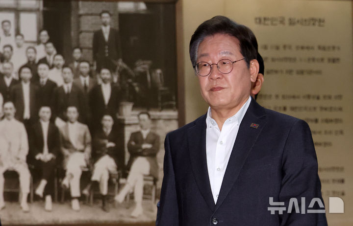 [서울=뉴시스] 조성우 기자 = 이재명 제21대 대통령 선거 더불어민주당 경선 후보가 17일 오후 서울 여의도 국회에서 열린 비공개 의원총회에 참석하고 있다. 2025.04.17. xconfind@newsis.com