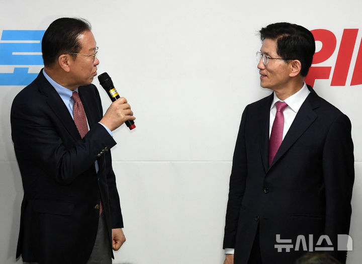 [서울=뉴시스] 고승민 기자 = 권영세 국민의힘 비상대책위원장이 17일 오후 서울 여의도 대하빌딩에서 열린 국민의힘 김문수 경선후보 선거사무소 개소식에 참석해 인사말을 하고 있다. (공동취재) 2025.04.17. photo@newsis.com