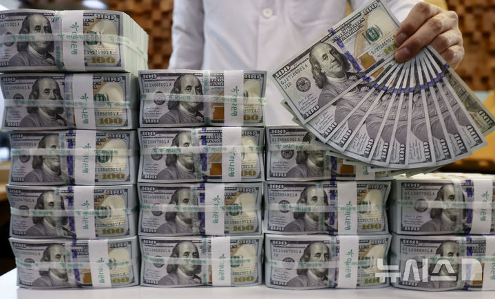 [서울=뉴시스] ﻿﻿﻿﻿미중 무역전쟁이 전례없이 격화되는 가운데 중국 관영 언론은 무역전쟁 확전이 결국 미국 국가 신용 등 미국에 피해를 입힐 수 있다고 경고했다. 사진은 서울 중구 하나은행 위변조대응센터에서 관계자가 달러를 정리하는 모습. 2025.04.18