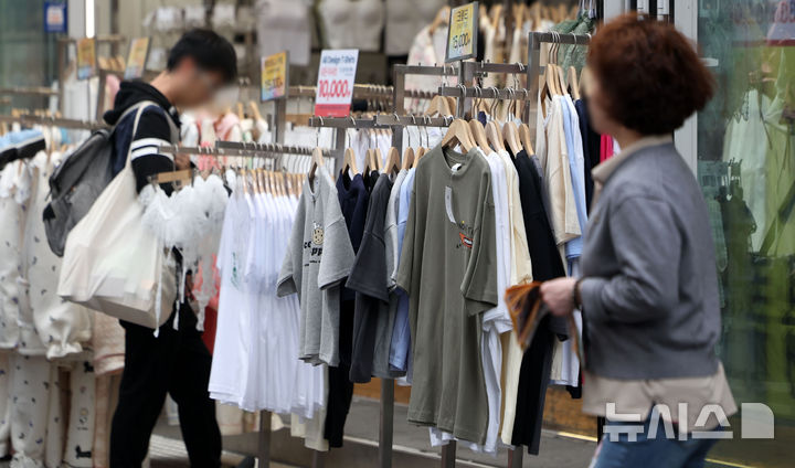[서울=뉴시스] 김선웅 기자 = 서울 명동거리 의류매장에 여름 옷이 진열돼있다. 2025.04.17. mangusta@newsis.com