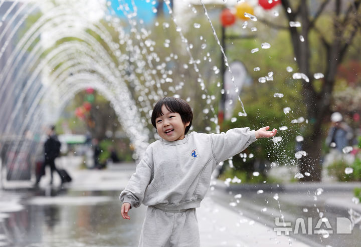 [서울=뉴시스] 김진아 기자 = 서울의 낮 최고 기온 24도까지 오른 17일 오후 서울 종로구 광화문광장 분수대에서 한 어린이가 물놀이를 하고 있다. 2025.04.17. bluesoda@newsis.com