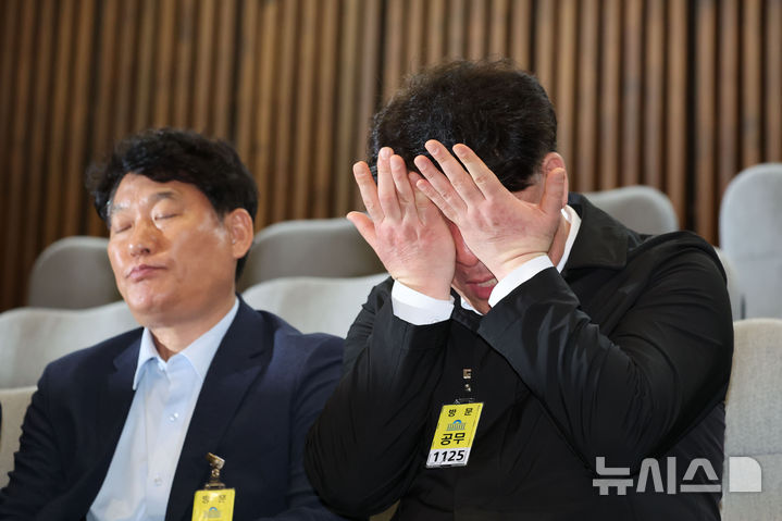 [서울=뉴시스] 권창회 기자 = 17일 서울 여의도 국회에서 열린 제424회 국회(임시회) 제5차 본회의에서 12.29여객기참사 피해구제 및 지원 등을 위한 특별법안(대안)이 통과되자 박한신 유가족협의회 대표가 눈물을 닦고 있다. 2025.04.17. kch0523@newsis.com