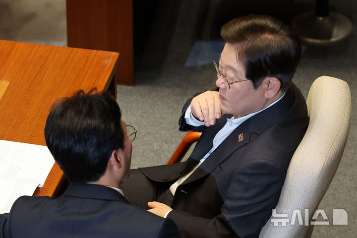 [서울=뉴시스] 권창회 기자 = 이재명 제21대 대통령 선거 더불어민주당 경선 후보가 17일 서울 여의도 국회에서 열린 제424회 국회(임시회) 제5차 본회의에서 김민석 최고위원과 대화를 나누고 있다. 2025.04.17. kch0523@newsis.com