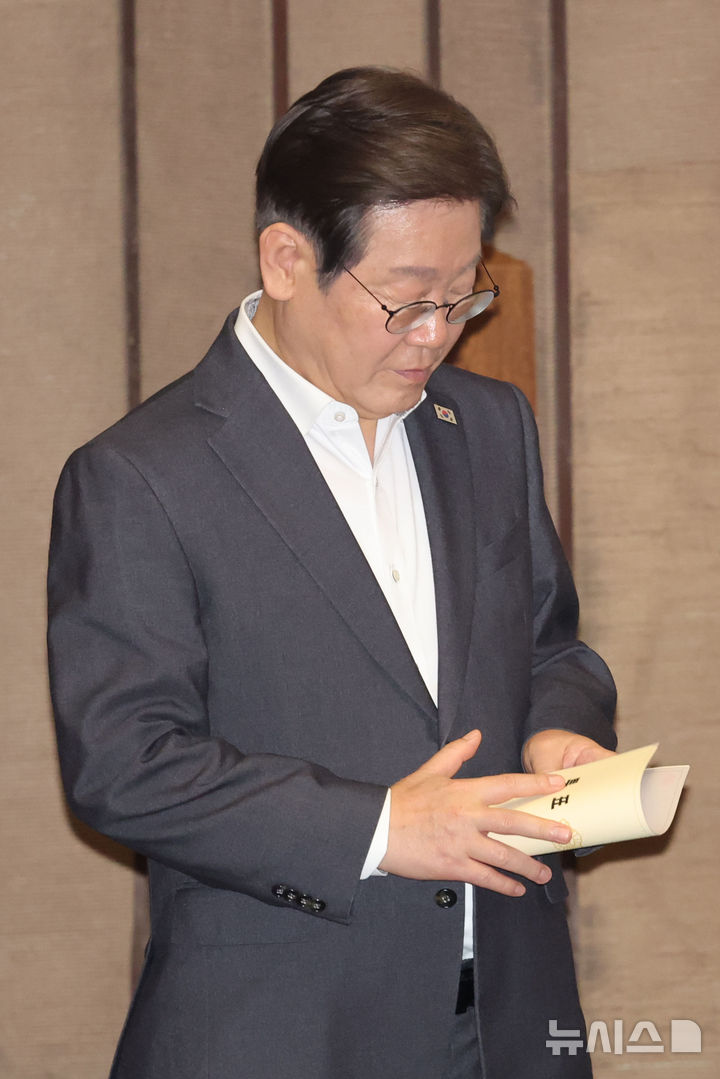 [서울=뉴시스] 권창회 기자 = 이재명 제21대 대통령 선거 더불어민주당 경선 후보가 17일 서울 여의도 국회에서 열린 제424회 국회(임시회) 제5차 본회의에서 상법 개정안과 내란·명태균 특검법 등 재의요구 안에 대한 재표결 투표를 하고 있다. 2025.04.17. kch0523@newsis.com