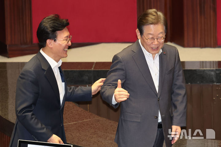 [서울=뉴시스] 권창회 기자 = 이재명 제21대 대통령 선거 더불어민주당 경선 후보가 17일 서울 여의도 국회에서 열린 제424회 국회(임시회) 제5차 본회의에서 상법 개정안과 내란·명태균 특검법 등 재의요구 안에 대한 재표결 투표를 한 뒤 따봉을 하고 있다. 2025.04.17. kch0523@newsis.com