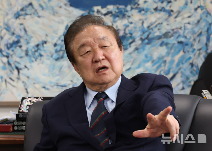 [서울=뉴시스] 고승민 기자 = 정대철 대한민국헌정회장이 서울 여의도 국회 헌정회관에서 뉴시스와 인터뷰를 하고 있다. 2025.04.18. kkssmm99@newsis.com