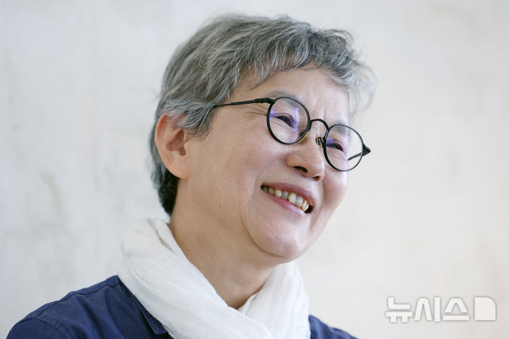 박정희 국립극단 단장 겸 예술감독 [서울=뉴시스] 박진희 기자 = 박정희 국립극단 단장 겸 예술감독이 지난 17일 서울 종로구 한 카페에서 인터뷰 하고 있다. 2025.04.19. pak7130@newsis.com