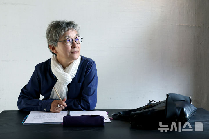 박정희 국립극단 단장 겸 예술감독 [서울=뉴시스] 박진희 기자 = 박정희 국립극단 단장 겸 예술감독이 지난 17일 서울 종로구 한 카페에서 인터뷰 하고 있다. 2025.04.19. pak7130@newsis.com