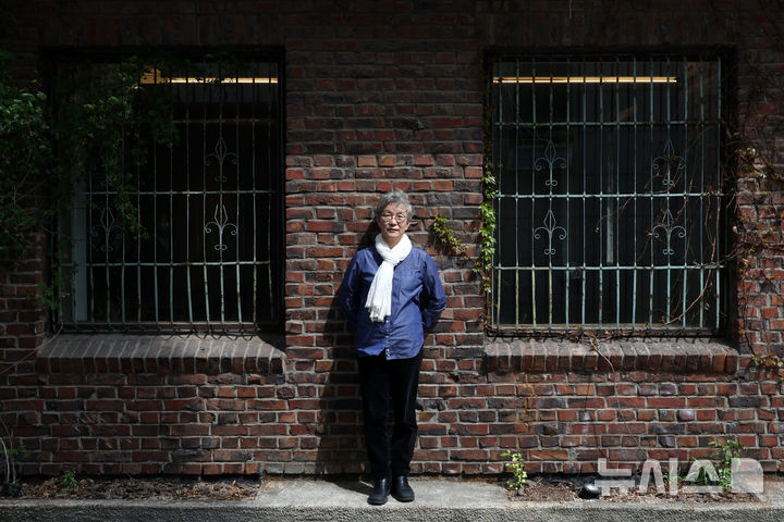 박정희 국립극단 단장 겸 예술감독 [서울=뉴시스] 박진희 기자 = 박정희 국립극단 단장 겸 예술감독이 지난 17일 서울 종로구 한 카페에서 인터뷰 하고 있다. 2025.04.19. pak7130@newsis.com