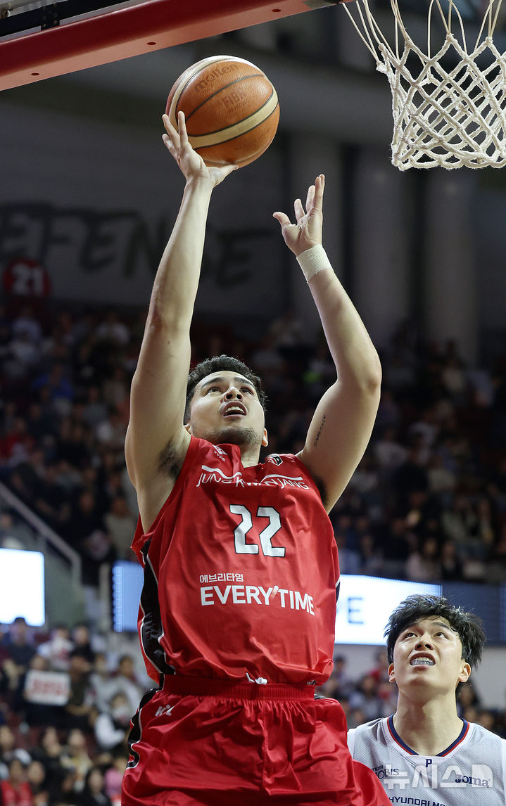 [안양=뉴시스] 이영환 기자 = 지난 4월17일 안양 동안구 정관장 아레나에서 열린 2024-2025 프로농구 6강 플레이오프 3차전 울산 현대모비스 피버스와 안양 정관장 레드부스터스의 경기 1쿼터, 정관장 하비 고메즈가 슛을 하고 있다. 2025.04.17. 20hwan@newsis.com