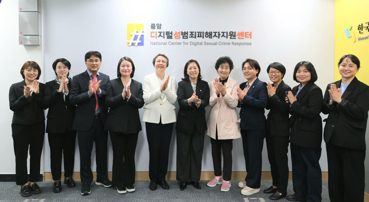 [서울=뉴시스] 추상철 기자 = 신영숙 여성가족부 차관이 지난달 17일 오후 서울 중구 한국여성인권진흥원에서 열린 중앙디지털성범죄피해자지원센터(중앙 디성센터) 출범식에서 참석자들과 기념촬영을 하고 있다. (사진= 여성가족부 제공) 2025.04.17. photo@newsis.com *재판매 및 DB 금지