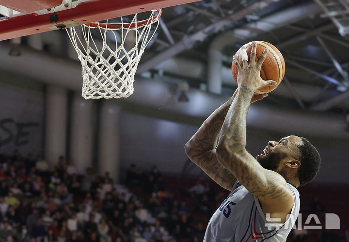 [안양=뉴시스] 이영환 기자 = 17일 안양 동안구 정관장 아레나에서 열린 2024-2025 프로농구 6강 플레이오프 3차전 울산 현대모비스 피버스와 안양 정관장 레드부스터스의 경기 3쿼터, 현대모비스 숀 롱이 슛을 하고 있다. 2025.04.17. 20hwan@newsis.com