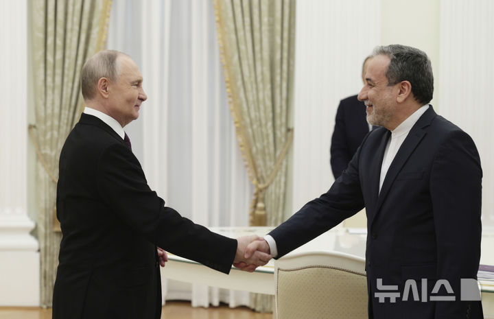 푸틴 “이란 주권 수호 노력 전폭 지지”…이슬람 혁명 47주년 축전