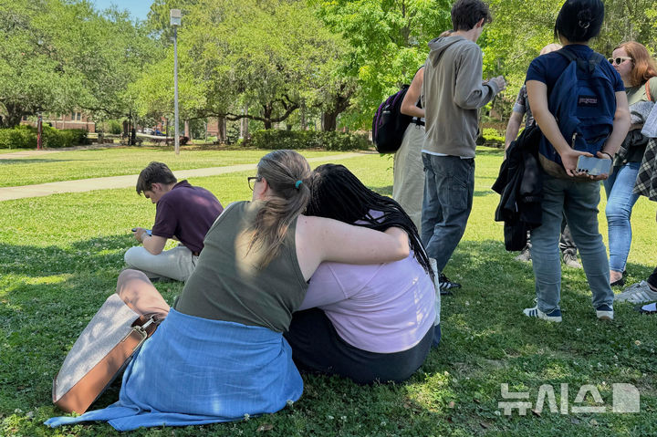 [탤러해시=AP/뉴시스] 17일(현지 시간) 미 플로리다주 탤러해시의 플로리다주립대학교(FSU)에서 총격이 발생해 경찰이 출동한 가운데, 학생들이 교정에 대피해 모여 있다. 현지 경찰은 FSU에서 이날 오전 발생한 총격으로 2명이 숨지고 6명이 다쳤다고 밝혔다. 총격범은 경찰의 총격으로 체포돼 치료 중인 것으로 알려졌다. 2025.04.18.