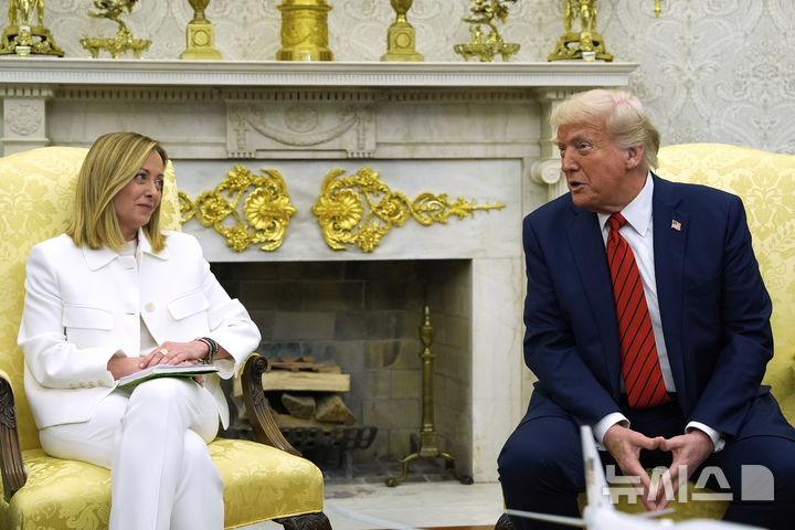 [워싱턴=AP/뉴시스] 도널드 트럼프(오른쪽) 미국 대통령과 조르자 멜로니 이탈리아 총리가 지난 4월17일(현지 시간) 백악관 집무실에서 정상회담을 하는 모습. 2025.09.22.