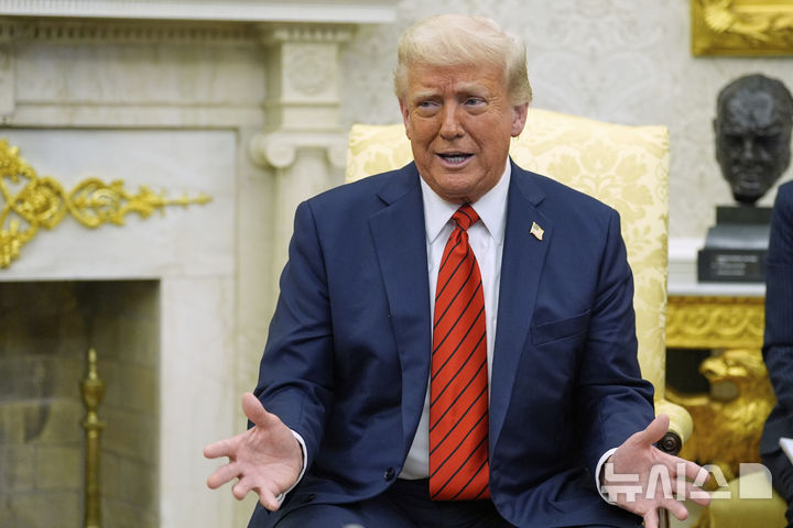 [워싱턴=AP/뉴시스]도널드 트럼프 미국 대통령은 20일(현지 시간) "러시아와 우크라이나가 이번 주에 협상을 성사시키길 바란다"고 밝혔다. 사진은 트럼프 대통령이 지난 17일 조르자 멜로니 이탈리아 총리와 회담한 후 백악관 집무실에서 취재진에 발언하고 있는 모습. 2025.04.21.