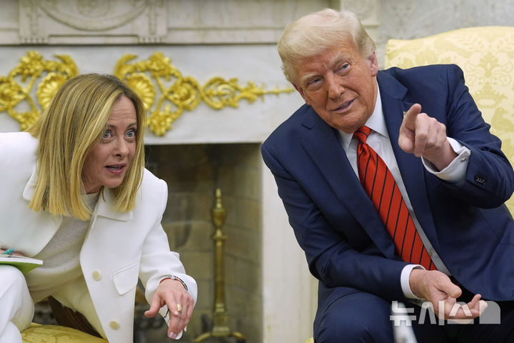 [워싱턴=AP/뉴시스] 도널드 트럼프(오른쪽) 미국 대통령과 조르자 멜로니 이탈리아 총리가 17일(현지 시간) 백악관 집무실에서 대화하고 있다. 트럼프 대통령은 "모두가 우리와 거래를 원한다"라며 "모두의 얘기를 들을 것이고 공정하게 대할 것이며 실제로 거래를 결정하는 것은 우리(미국)"라고 강조했다. 2025.04.19.