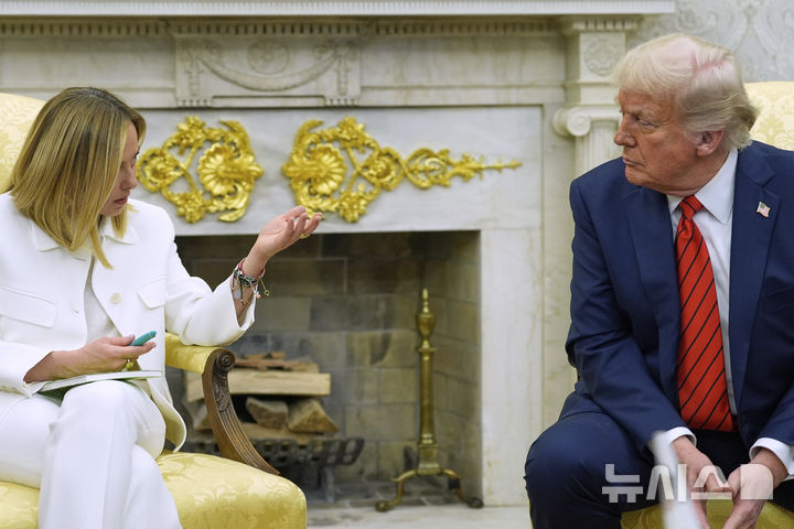 [워싱턴=AP/뉴시스] 조르자 멜로니 이탈리아 총리는 13일(현지시간) 도널드 트럼프 미국 대통령이 교황 레오 14세를 '범죄에 나약하고 외교정책은 끔찍하다'고 비판한 것에 대해 "용납할 수 없다"고 규탄했다. 사진은 트럼프(오른쪽) 대통령과 멜로니 총리가 지난해 4월 17일 백악관 집무실에서 회담하는 모습. 2026.04.14.