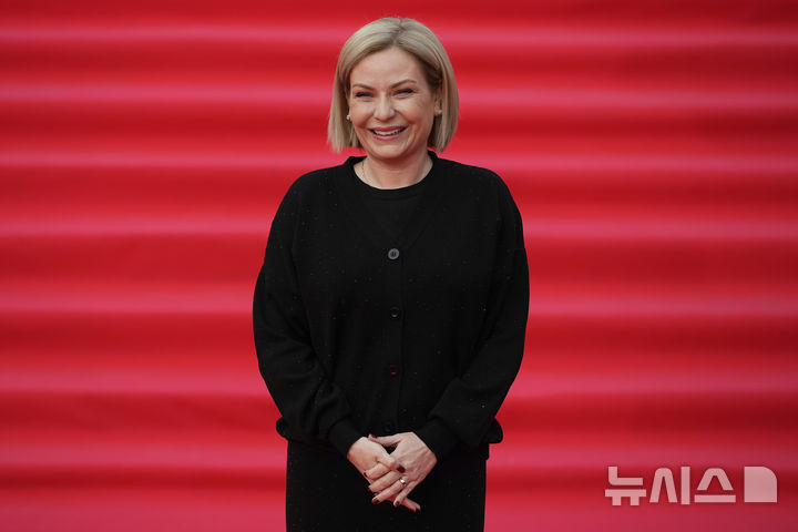 [모스크바=AP/뉴시스] 러시아 정부가 지난 21일(현지 시간) 선종한 프란치스코 교황 장례식에 올가 류비모바 문화부 장관을 파견하기로 했다. 사진은 류비모바 장관이 지난 17일 모스크바에서 열린 제47회 모스크바 국제 영화제 개막식에 참석한 모습. 2025.04.24 