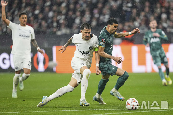 [프랑크푸르트=AP/뉴시스] 17일(현지 시간) 독일 프랑크푸르트의 도이체방크 파크에서 열린 2024-25 유럽축구연맹(UEFA) 유로파리그(UEL) 8강 토트넘 홋스퍼 대 아인라흐트 프랑크푸르트 2차전 경기에서 프랑크푸르트 로빈 코흐와 토트넘 도미닉 솔란케가 볼 다툼을 하고 있다. 손흥민이 부상으로 빠진 토트넘이 1-0으로 승리해 1,2차전 합계 2-1로 UEL 4강에 진출했다. 2025.04.18. <font style="vertical-align: inherit;"><font style="vertical-align: inherit;"></font></font>