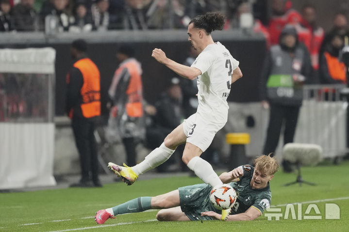 [프랑크푸르트=AP/뉴시스] 17일(현지 시간) 독일 프랑크푸르트의 도이체방크 파크에서 열린 2024-25 유럽축구연맹(UEFA) 유로파리그(UEL) 8강 토트넘 홋스퍼 대 아인라흐트 프랑크푸르트 2차전 경기에서 프랑크푸르트 아르투르 테아테와 토트넘 아치 그레이가 볼 다툼을 하고 있다. 손흥민이 부상으로 빠진 토트넘이 1-0으로 승리해 1,2차전 합계 2-1로 UEL 4강에 진출했다. 2025.04.18. <font style="vertical-align: inherit;"><font style="vertical-align: inherit;"></font></font>