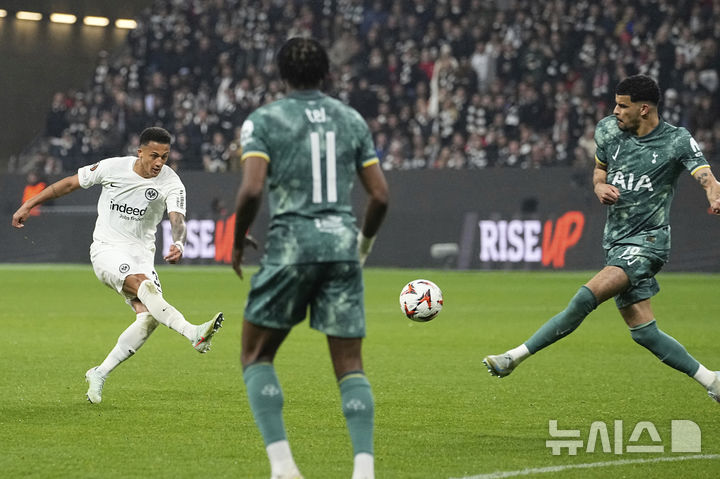 [프랑크푸르트=AP/뉴시스] 17일(현지 시간) 독일 프랑크푸르트의 도이체방크 파크에서 열린 2024-25 유럽축구연맹(UEFA) 유로파리그(UEL) 8강 토트넘 홋스퍼 대 아인라흐트 프랑크푸르트 2차전 경기에서 프랑크푸르트 투타(왼쪽)가 슛을 시도하고 있다. 손흥민이 부상으로 빠진 토트넘이 1-0으로 승리해 1,2차전 합계 2-1로 UEL 4강에 진출했다. 2025.04.18. <font style="vertical-align: inherit;"><font style="vertical-align: inherit;"></font></font>