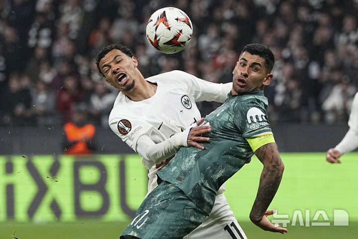 <font style="vertical-align: inherit;"><font style="vertical-align: inherit;">[프랑크푸르트=AP/뉴시스] 토트넘 홋스퍼(영국)의 크리스티안 로메로(오른쪽)와 프랑크푸르트 후고 에키티케가 17일(현지 시간) 독일 프랑크푸르트의 도이체방크 파크에서 열린 2024-25 유럽축구연맹(UEFA) 유로파리그(UEL) 8강 2차전에서 볼 다툼을 하고 있다. 손흥민이 부상으로 빠진 토트넘이 1-0으로 승리해 1,2차전 합계 2-1로 UEL 4강에 진출했다. 2025.04.18. </font></font>