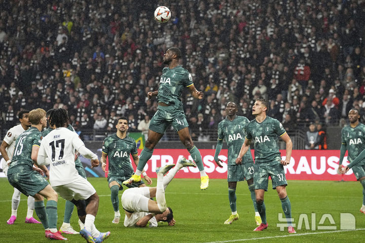 [프랑크푸르트=AP/뉴시스] 토트넘 홋스퍼(영국)의 케빈 단소(가운데)가 17일(현지 시간) 독일 프랑크푸르트의 도이체방크 파크에서 열린 2024-25 유럽축구연맹(UEFA) 유로파리그(UEL) 8강 2차전 아인라흐트 프랑크푸르트와 경기에서 헤딩을 하고 있다. 손흥민이 부상으로 빠진 토트넘이 1-0으로 승리해 1,2차전 합계 2-1로 UEL 4강에 진출했다. 2025.04.18. <font style="vertical-align: inherit;"><font style="vertical-align: inherit;"></font></font>