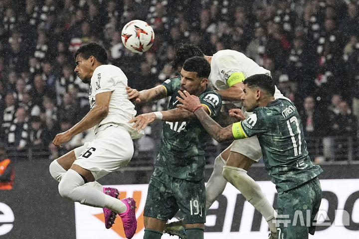 [프랑크푸르트=AP/뉴시스] 토트넘 홋스퍼(영국)의 도미닉 솔란케(가운데)가 17일(현지 시간) 독일 프랑크푸르트의 도이체방크 파크에서 열린 2024-25 유럽축구연맹(UEFA) 유로파리그(UEL) 8강 2차전 아인라흐트 프랑크푸르트와 경기에서 공중볼 다툼을 하고 있다. 손흥민이 부상으로 빠진 토트넘이 1-0으로 승리해 1,2차전 합계 2-1로 UEL 4강에 진출했다. 2025.04.18. <font style="vertical-align: inherit;"><font style="vertical-align: inherit;"></font></font>