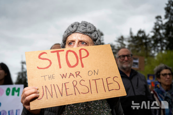 [버클리=AP/뉴시스] 지난달 17일(현지 시간) 미국 캘리포니아주 버클리에서 열린 '고등교육을 위한 행동의 날(Day of Action for Higher Ed)' 시위에 참여한 시민. 2025.05.29.