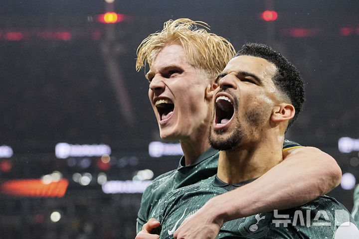 [프랑크푸르트=AP/뉴시스] 토트넘 홋스퍼(영국)의 도미닉 솔란케(오른쪽)가 17일(현지 시간) 독일 프랑크푸르트의 도이체방크 파크에서 열린 2024-25 유럽축구연맹(UEFA) 유로파리그(UEL) 8강 2차전 아인라흐트 프랑크푸르트와 경기 전반 43분 페널티킥(PK)으로 선제 결승 골을 넣고 환호하고 있다. 손흥민이 부상으로 빠진 토트넘이 1-0으로 승리해 1,2차전 합계 2-1로 UEL 4강에 진출했다. 2025.04.18. 