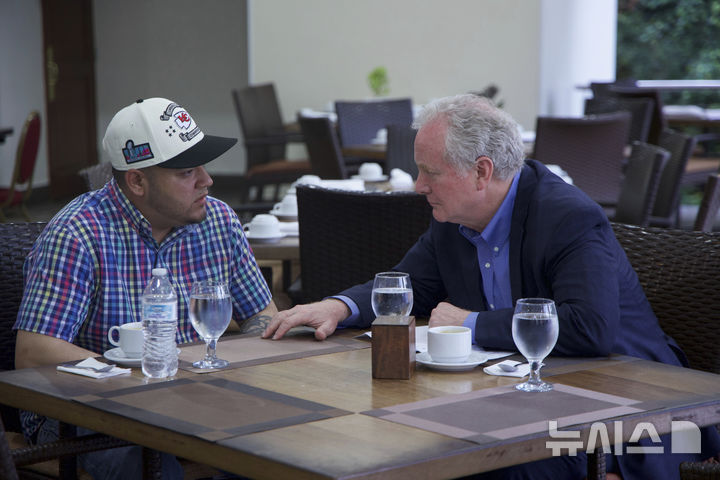 [산살바도르=AP/뉴시스] 엘살바도르를 방문 중인 크리스 밴 홀런(민주·메릴랜드) 상원의원(오른쪽)이 지난 17일(현지 시각) 산살바도르의 호텔 식당에서 현지로 잘못 추방된 미국 합법 체류자 킬마르 아브레고 가르시아를 면담하고 있다. 법원의 송환명령에 불응하던 미 정부가 6일 그를 송환해 기소했다. 2025.06.7.
