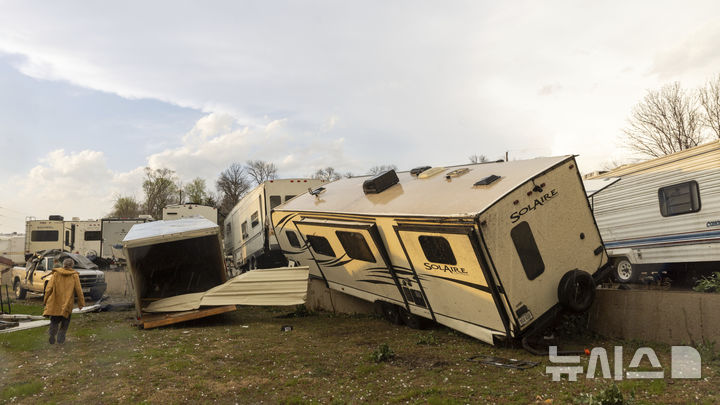 [ 내슈빌= AP/뉴시스] 미국 중서부와 남부를 강타한 부활절 폭풍과 토네이도로 지난 4월 17일 피해를 입은 네브래스카 주 내슈빌의 이동 주택들. 2025. 04. 21.&nbsp; 