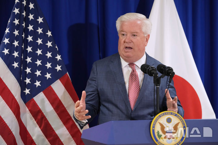 [도쿄=AP/뉴시스]일본 총리의 '대만 개입' 발언으로 중일 관계가 악화된 가운데 조지 글라스 주일 미국대사가 18일 중국을 견제하는 발언을 내놓았다.   사진은 글라스 대사가 지난 4월 18일 도쿄에서 기자회견을 가지고 질문에 답하고 있는 모습. 2025.11.18.