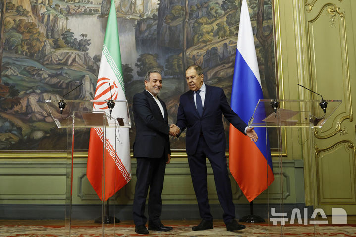 [모스크바=AP/뉴시스] ﻿﻿압바스 ﻿아라그치﻿ 이란 외무장관(왼쪽)이 10일(현지 시간) 세르게이 라브로프 러시아 외무장관과 전화 통화를 갖고, 미국과의 휴전 합의 및 호르무즈 해협 상황에 대해 논의했다. 사진은 아라그치 장관과 라브로프 장관이 지난해 4월18일 러시아 모스크바에서 공동기자회견을 갖고 악수하는 모습. 2026.04.10