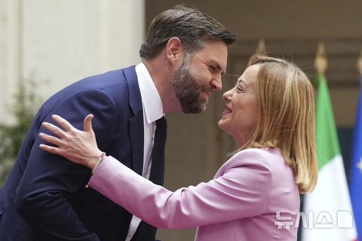 [로마=AP/뉴시스] JD 밴스 미국 부통령이 18일 로마 팔라조 키지 총리 사무실에서 조르지아 멜로니 총리와 만나 반갑게 포옹하고 있다. 2025.04.18.