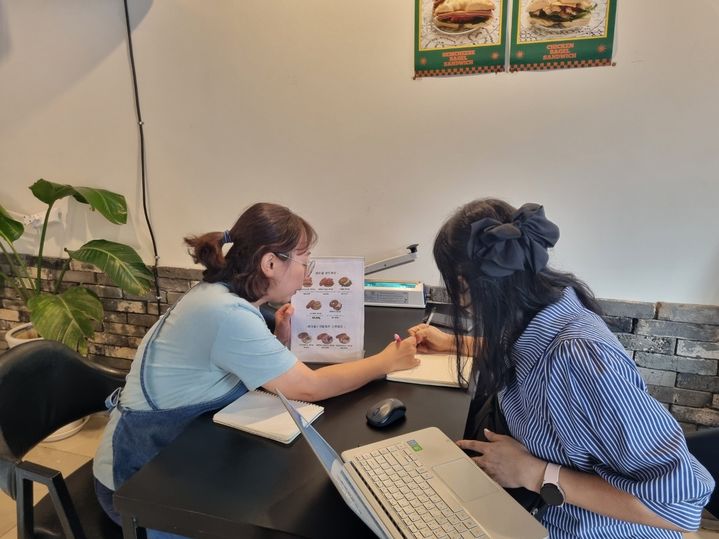 [부산=뉴시스] 지난해 경영혁신 외식서비스 지원사업에 선정된 업소가 일대일 컨설팅을 받고 있다. (사진=부산시 제공) 2025.04.18. photo@newsis.com *재판매 및 DB 금지