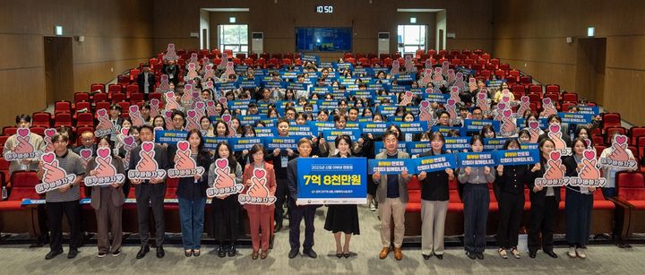 16일 대전 신협중앙회 대강당에서 진행된 2025년 멘토 역량강화 교육 중 신협 멘토들이 단체 세리머니를 하고 있다. (사진=신협 제공) *재판매 및 DB 금지