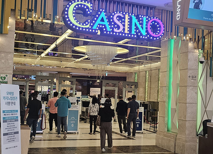강원랜드가 경쟁력 강화와 고객서비스 향상을 위해 지난해 10월부터 스마트 입장 시스템을 도입하고 있다. 카지노 규제강화와 열악한 영업장 환경에 경쟁력을 상실하면서 고객들의 발길이 감소하고 있다.(사진=뉴시스) *재판매 및 DB 금지