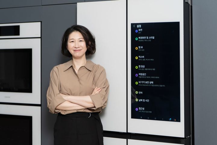 [서울=뉴시스]삼성전자 이보나 상무와 패밀리허브 냉장고 32형의 색상 반전 모드 적용 화면. (사진 = 삼성전자 뉴스룸) 2025.04.18. photo@newsis.com  *재판매 및 DB 금지
